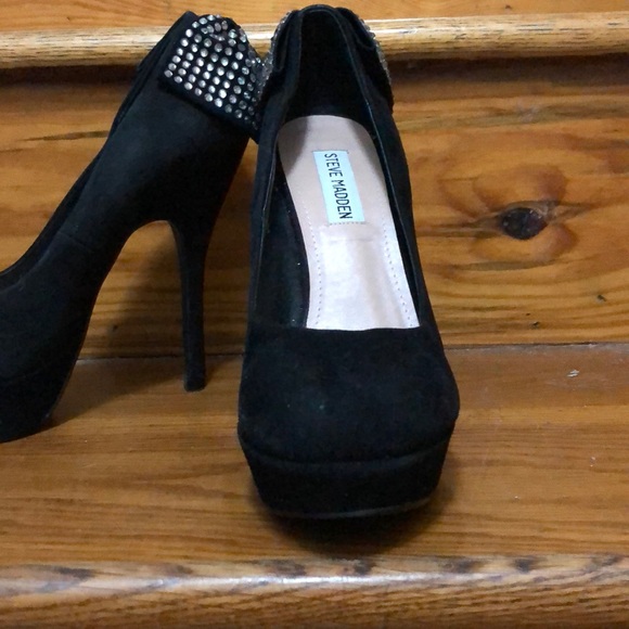 Black Heels With Bow - Picture 2 of 7